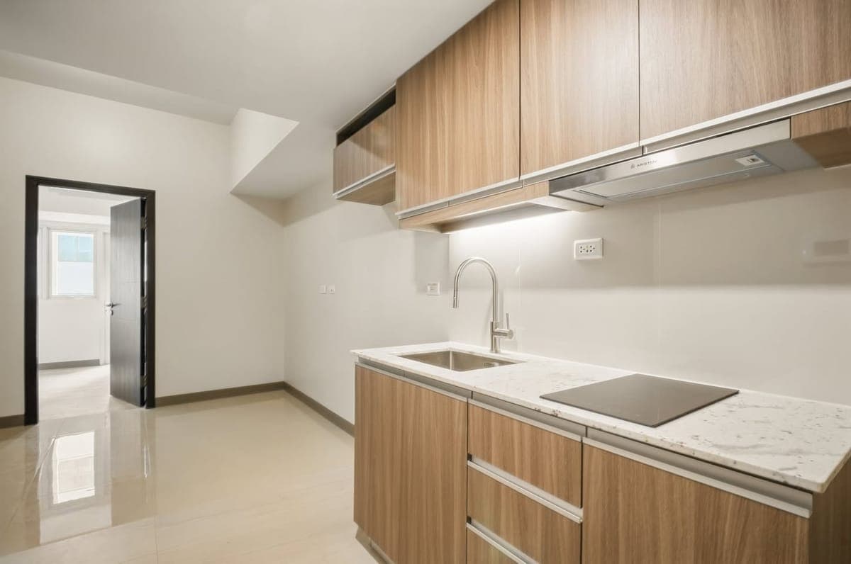 FOR SALE & LEASE: 1BR Unit w/ Balcony at Park Mckinley West, BGC - photo 2