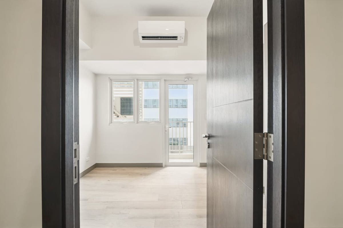 FOR SALE & LEASE: 1BR Unit w/ Balcony at Park Mckinley West, BGC - photo 3