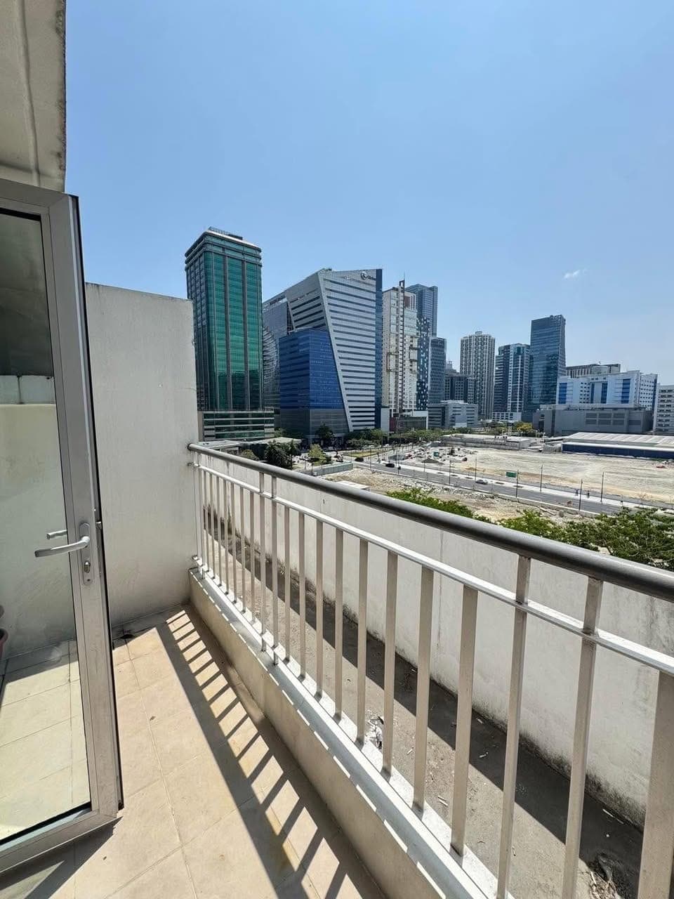 🏡 FOR RENT – Avida Turf 1BR with Balcony - photo 4