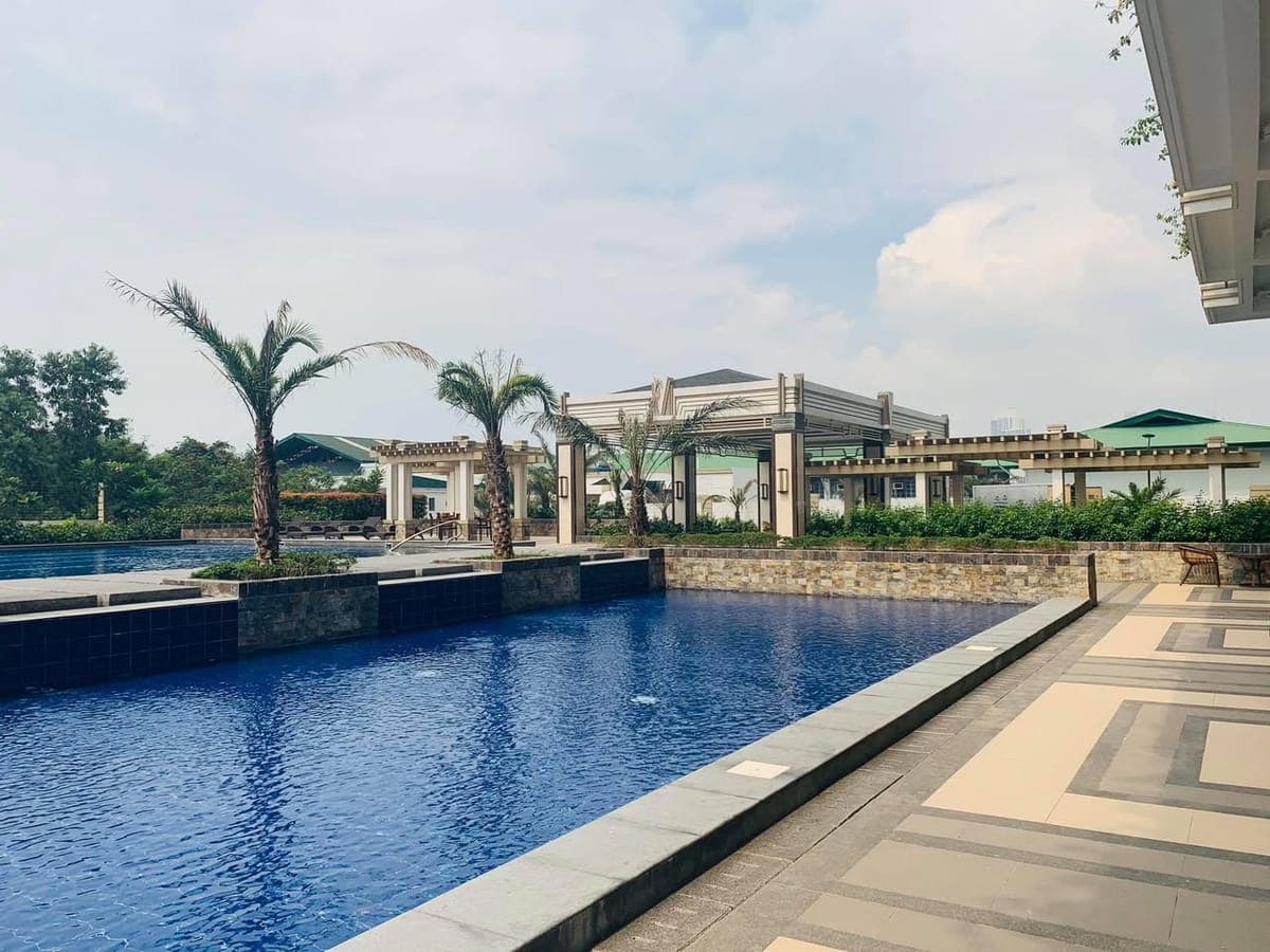 🏛️ FOR SALE / FOR RENT – Fully Furnished Condo Unit + Parking - photo 1