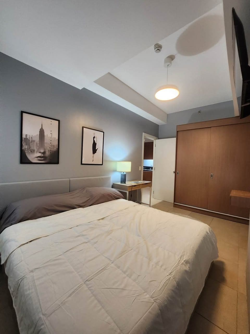 The convenience of being near everything! A drive-up condominium unit in Avida Towers at 34th, BGC✨ - photo 1