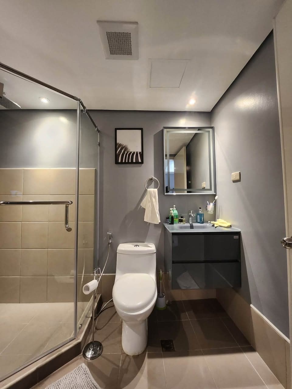 The convenience of being near everything! A drive-up condominium unit in Avida Towers at 34th, BGC✨ - photo 2