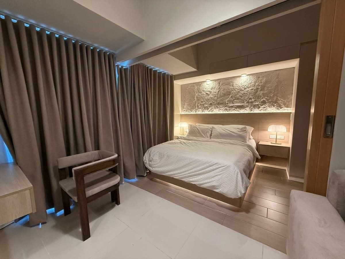 FOR LEASE | 1 BR in Uptown Parksuites 2 - photo 1