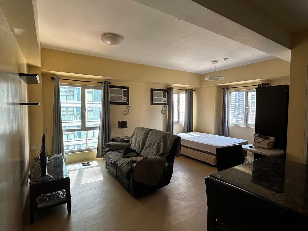 FOR RENT: Bright and spaceous studio unit in BGC - photo 1