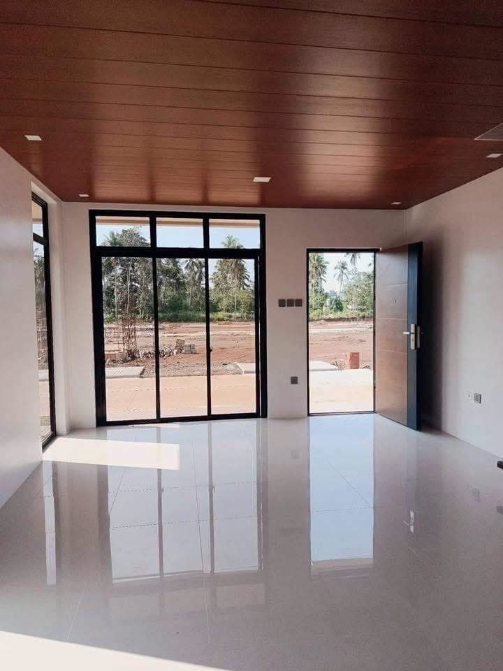🏡✨ Looking for a home in a peaceful and secure community? - photo 2