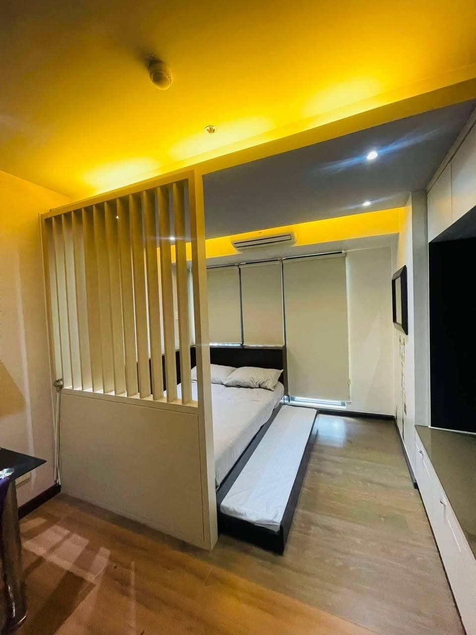 ₱22K MONTHLY‼️ | STUDIO WITH BALCONY AT KNIGHTSBRIDGE RESIDENCES, MAKATI - photo 1
