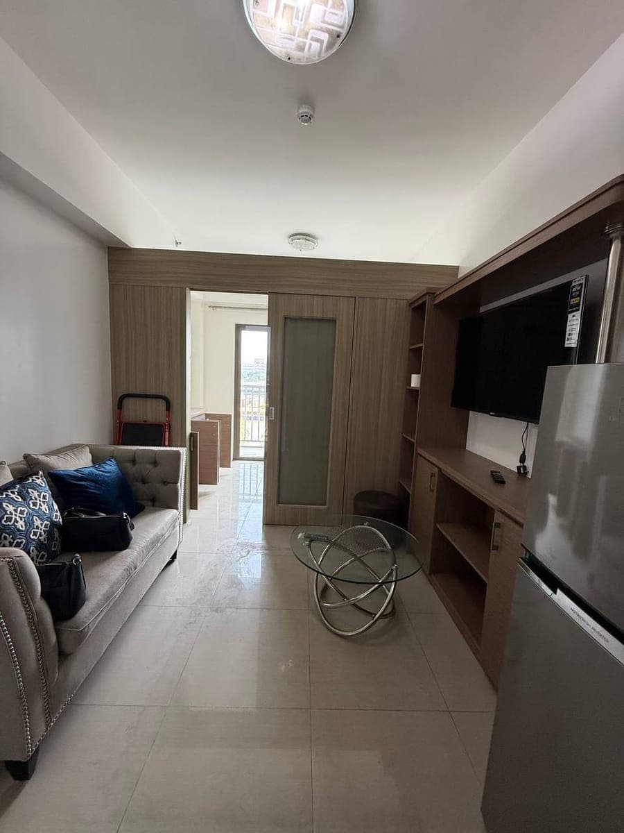FOR RENT: 1BR WITH BALCONY AT SHORE 1, TOWER A, PASAY CITY - photo 1
