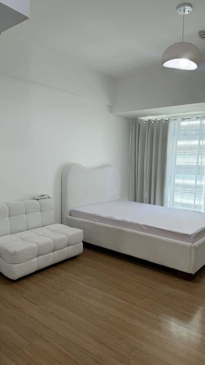 FOR RENT: THE VERANDA STUDIO UNIT (female) - photo 2