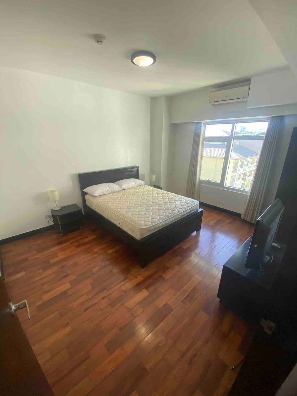 For Rent: Fully Furnished 1BR Unit with Balcony at One Serendra, BGC - photo 4