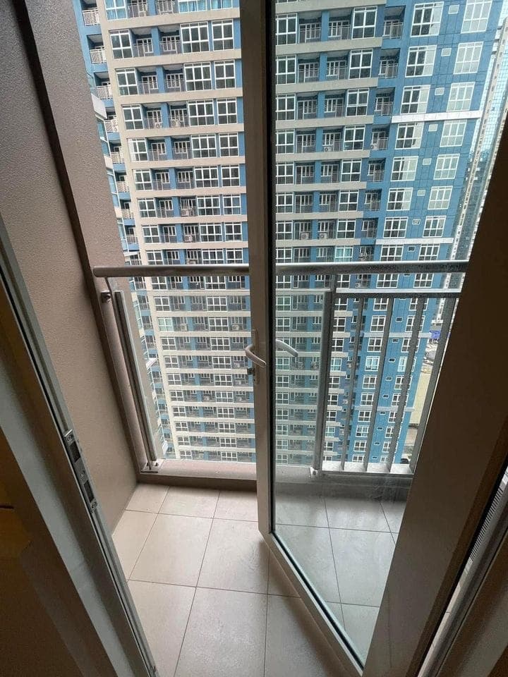 For Rent: Fully Furnished 1BR Unit with Balcony at Time Square West, BGC - photo 4