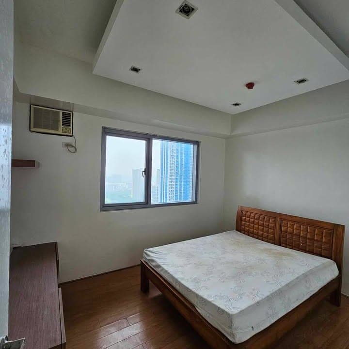 For Rent: Fully Furnished 1BR Unit with Maid’s Room at The Infinity, BGC - photo 1