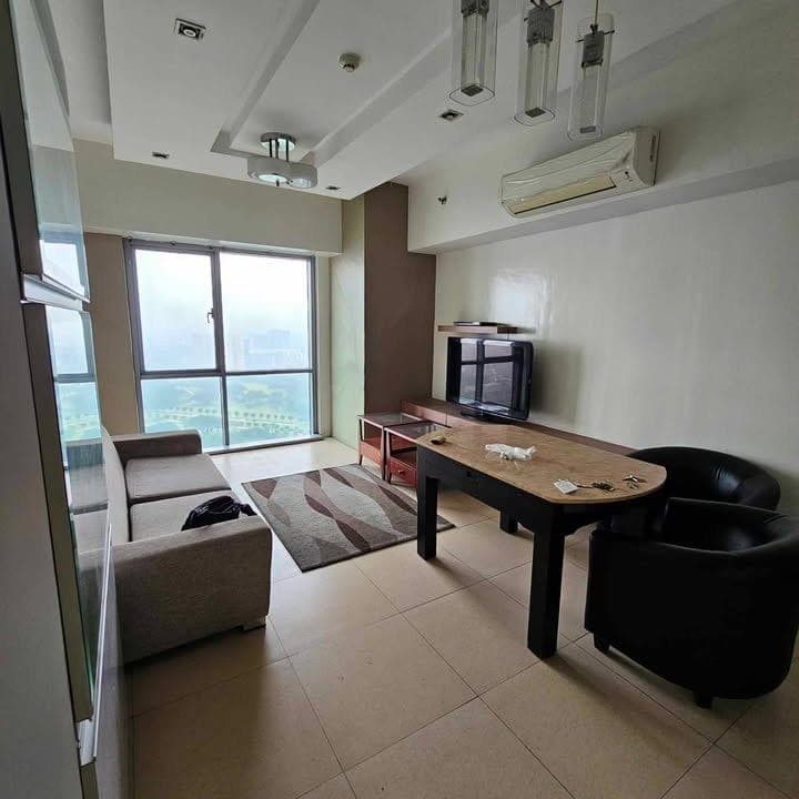 For Rent: Fully Furnished 1BR Unit with Maid’s Room at The Infinity, BGC - photo 2