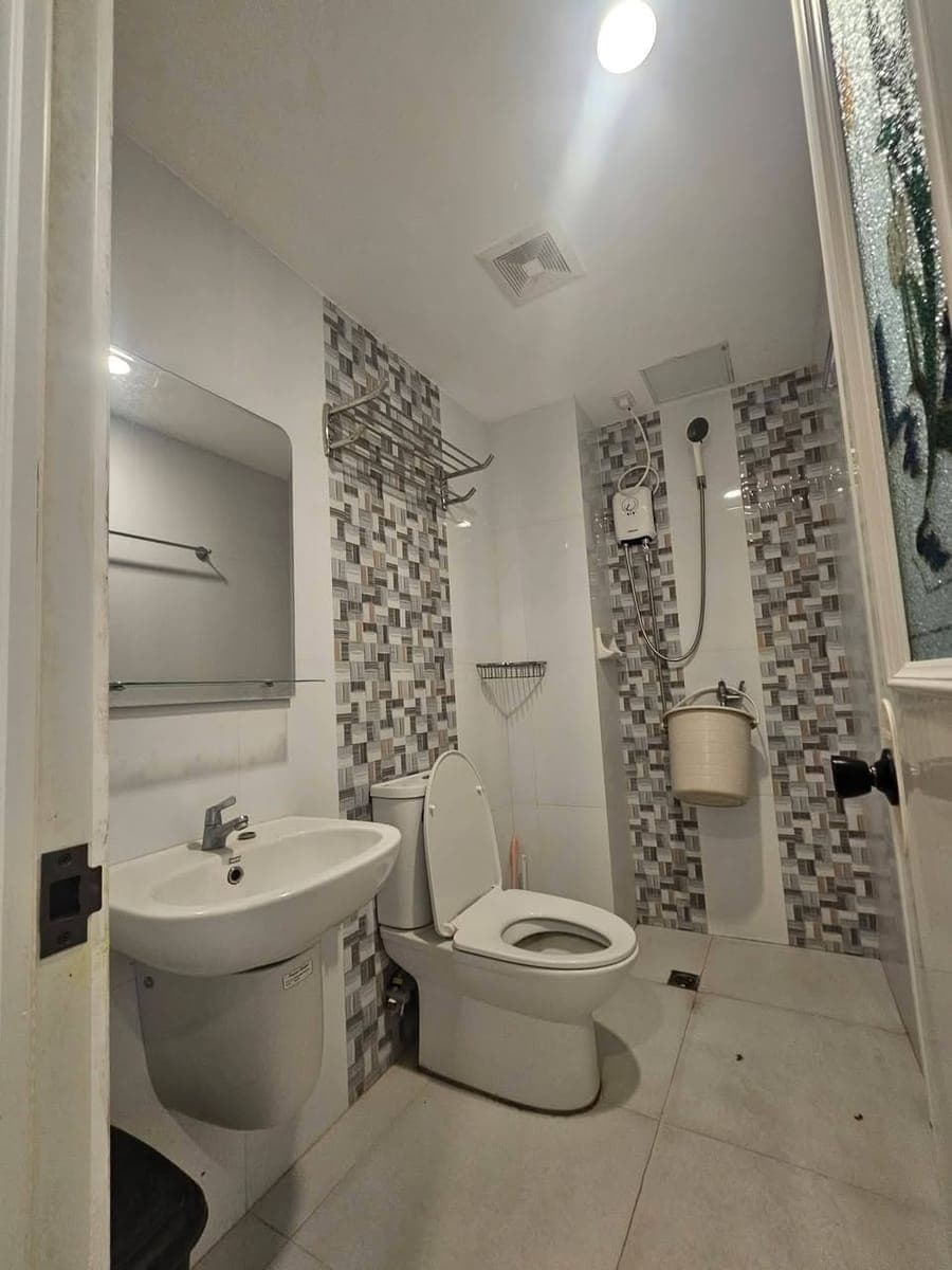D’ Residential Loft – Studio Unit with Balcony + Exclusive Parking ✨ - photo 4