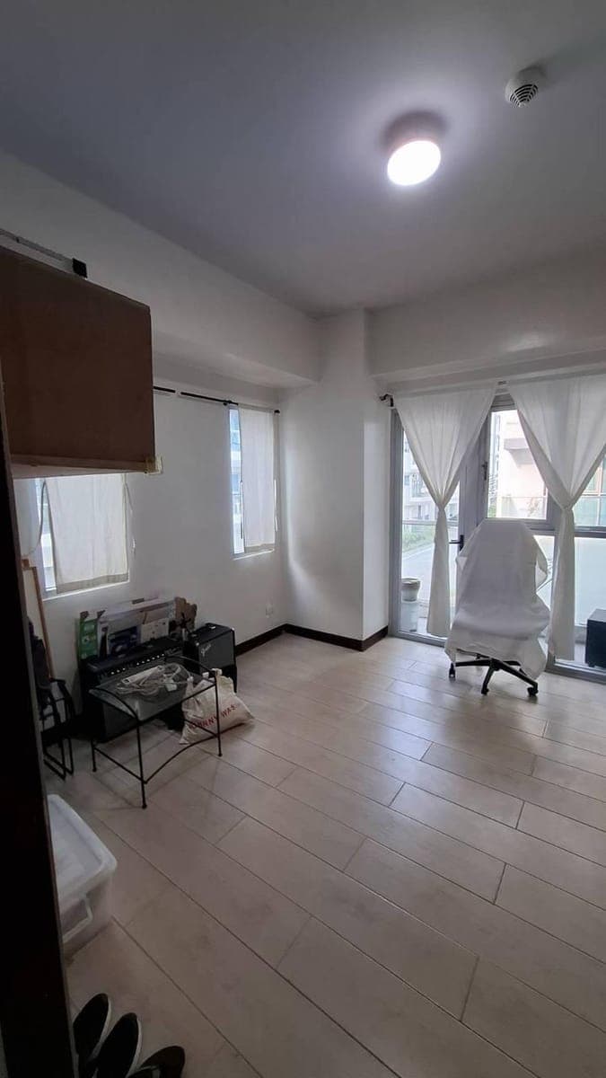 FOR RENT1-bedroom condominium unit with balcony, semi-furnished (stove, washing machine and ref), 1T&B - photo 1