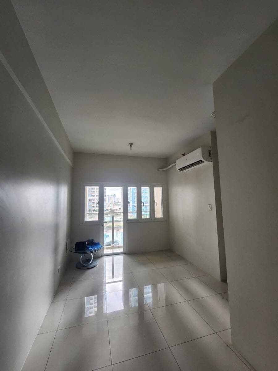 2BR WITH BALCONY FOR LEASE IN BGC - photo 4