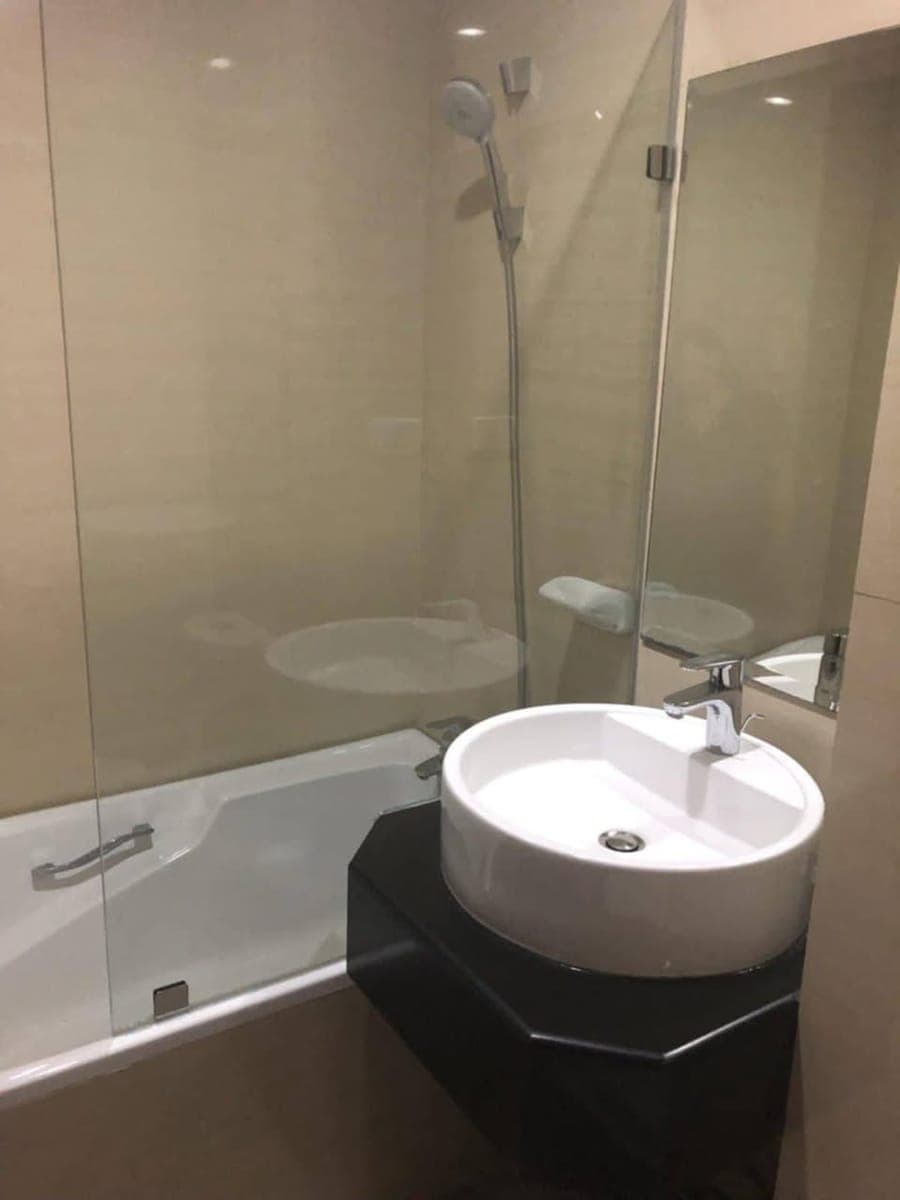FOR RENT!!! TWO BEDROOMS WITH MAID'S ROOM AND PARKING IN ONE CENTRAL MAKATI 2BR Ful - photo 1