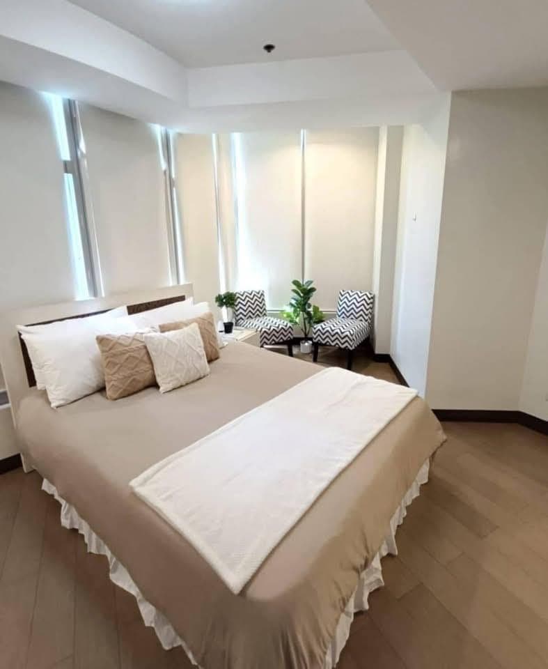 FOR RENT!!! TWO BEDROOMS WITH MAID'S ROOM AND PARKING IN ONE CENTRAL MAKATI 2BR Ful - photo 2