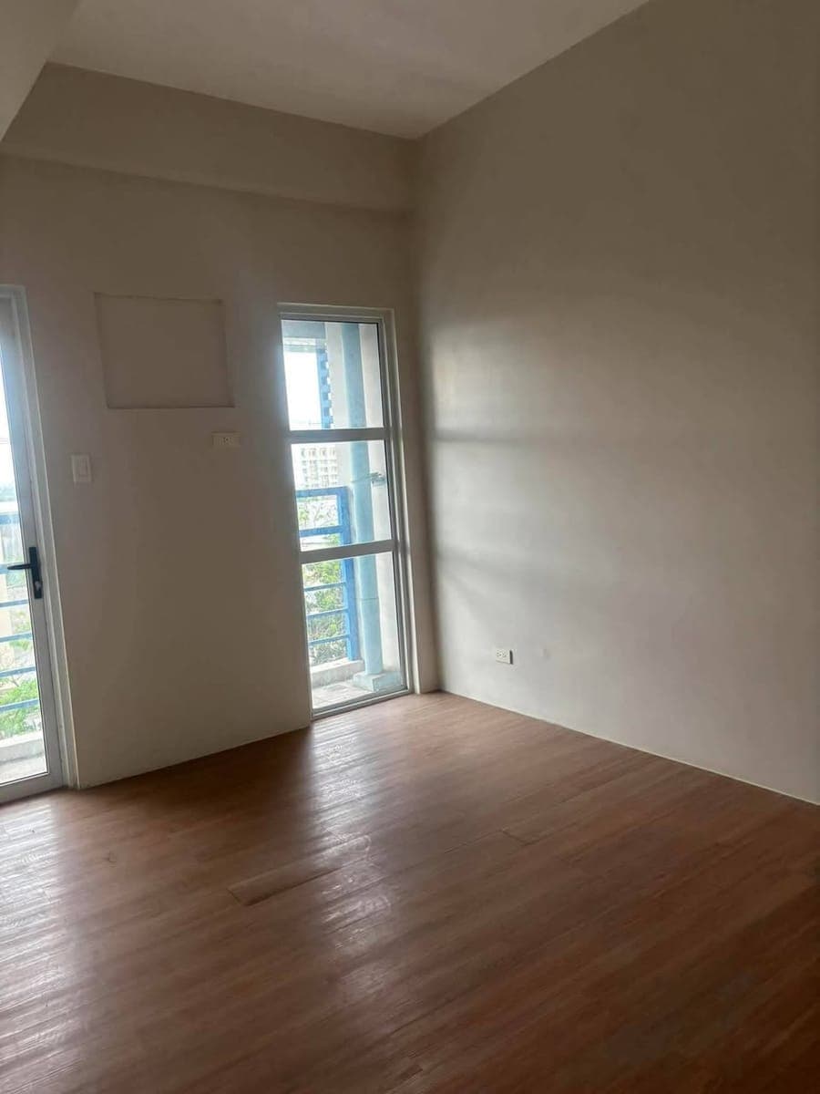 Brand new 1 bedroom condo unit for rent at the loop - photo 3