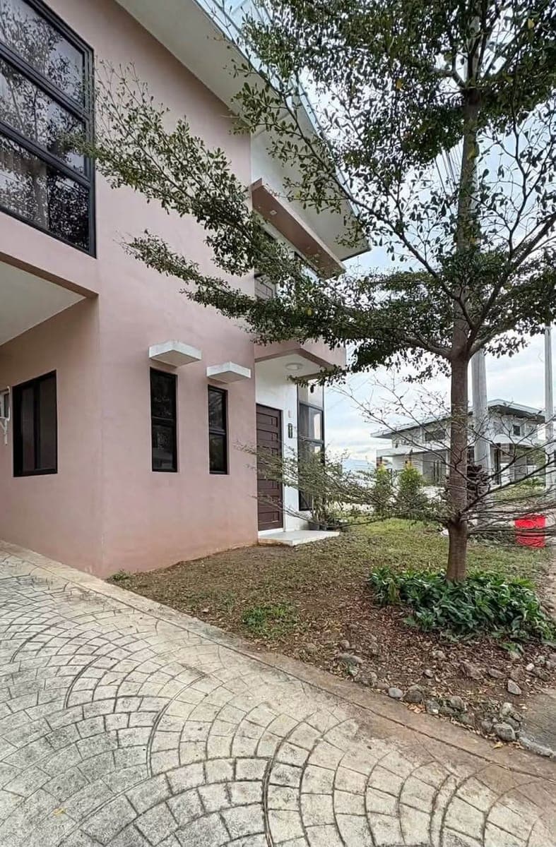 FOR RENT | Ignatius Enclave 1 – Corner Unit - photo 2