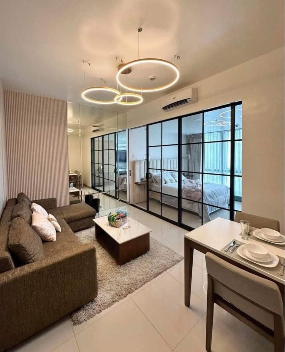 For Lease: 1 Bedroom in One Uptown SW tower BGC, Taguig City (Brand New Inverter ACs) - photo 1