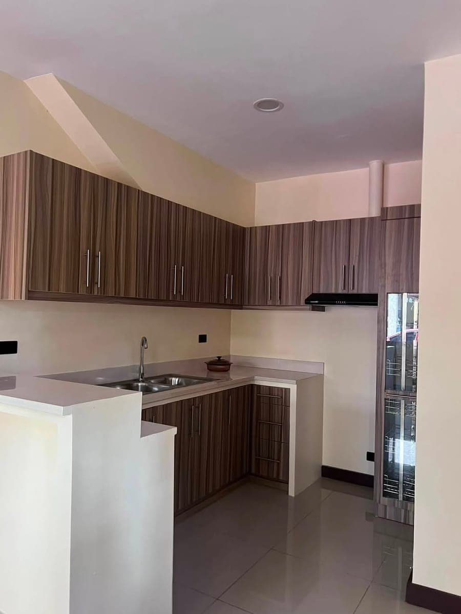 3 Bedroom Unfurnished Townhouse End Unit - photo 2