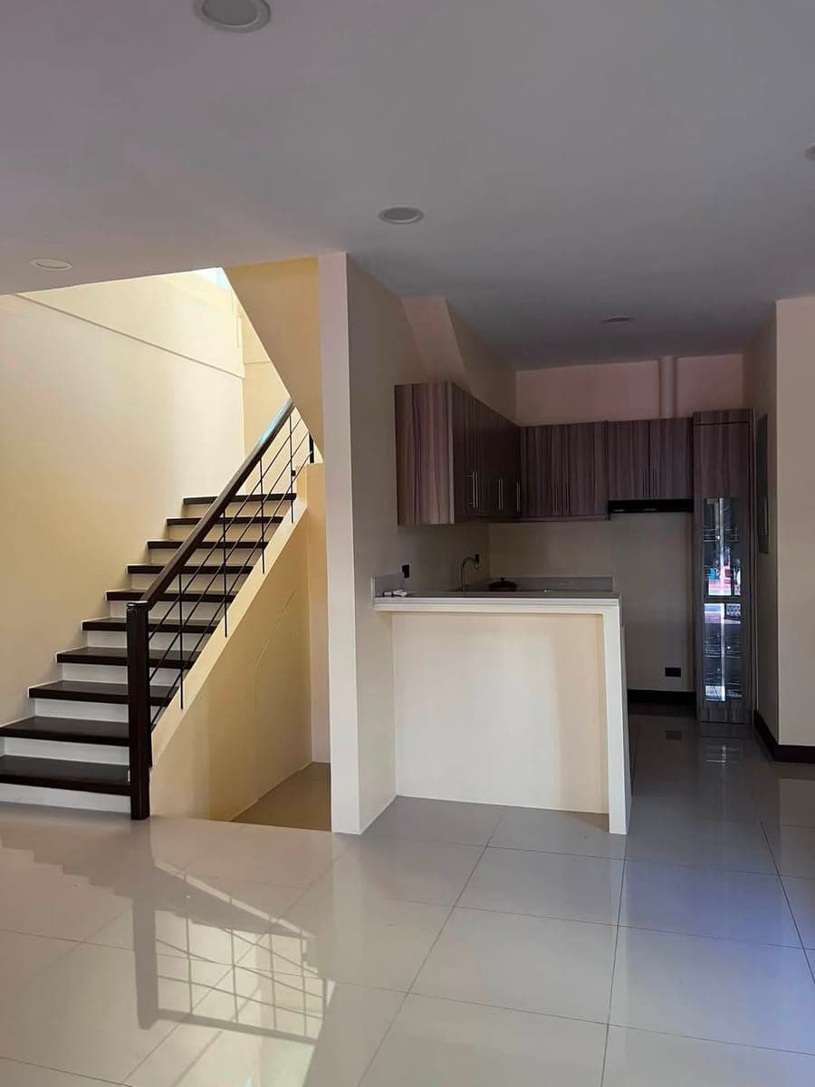 3 Bedroom Unfurnished Townhouse End Unit - photo 1