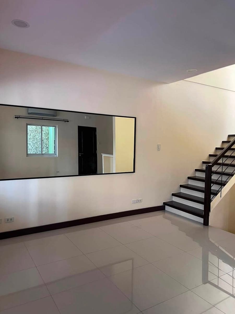 3 Bedroom Unfurnished Townhouse End Unit - photo 4
