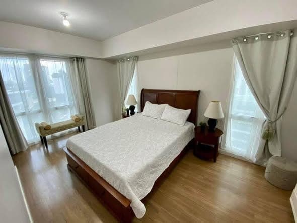 Experience the perfect blend of comfort and convenience in this meticulously maintained 2-bedroom un... - photo 2