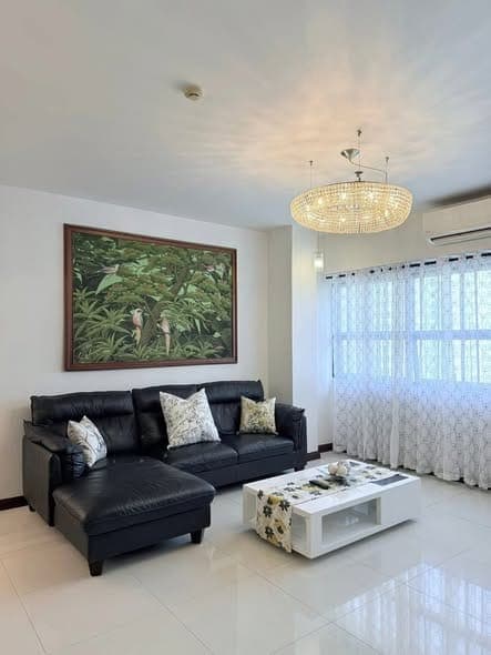 FOR RENT | 3BR Newly Renovated Unit with Parking in - photo 2