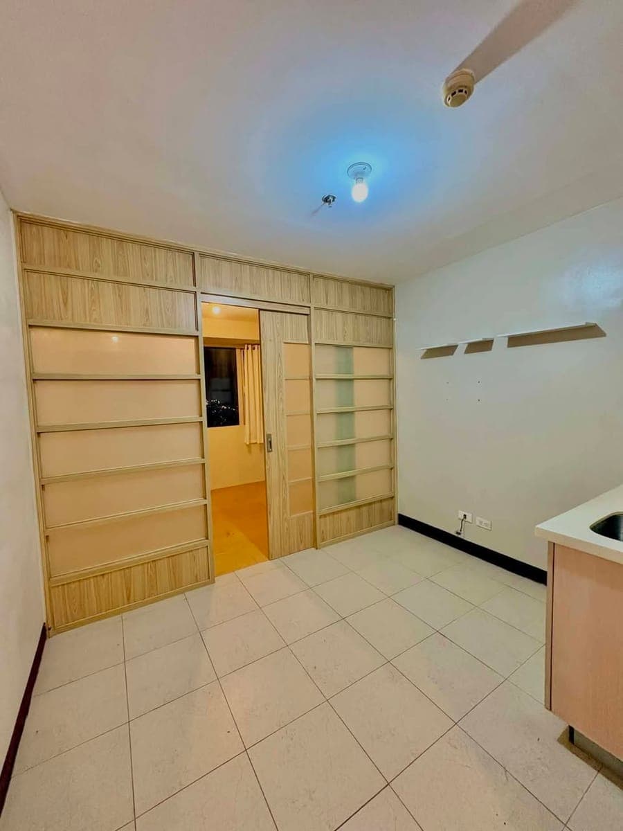 FOR RENT ONE BEDROOM BARE UNIT - photo 1