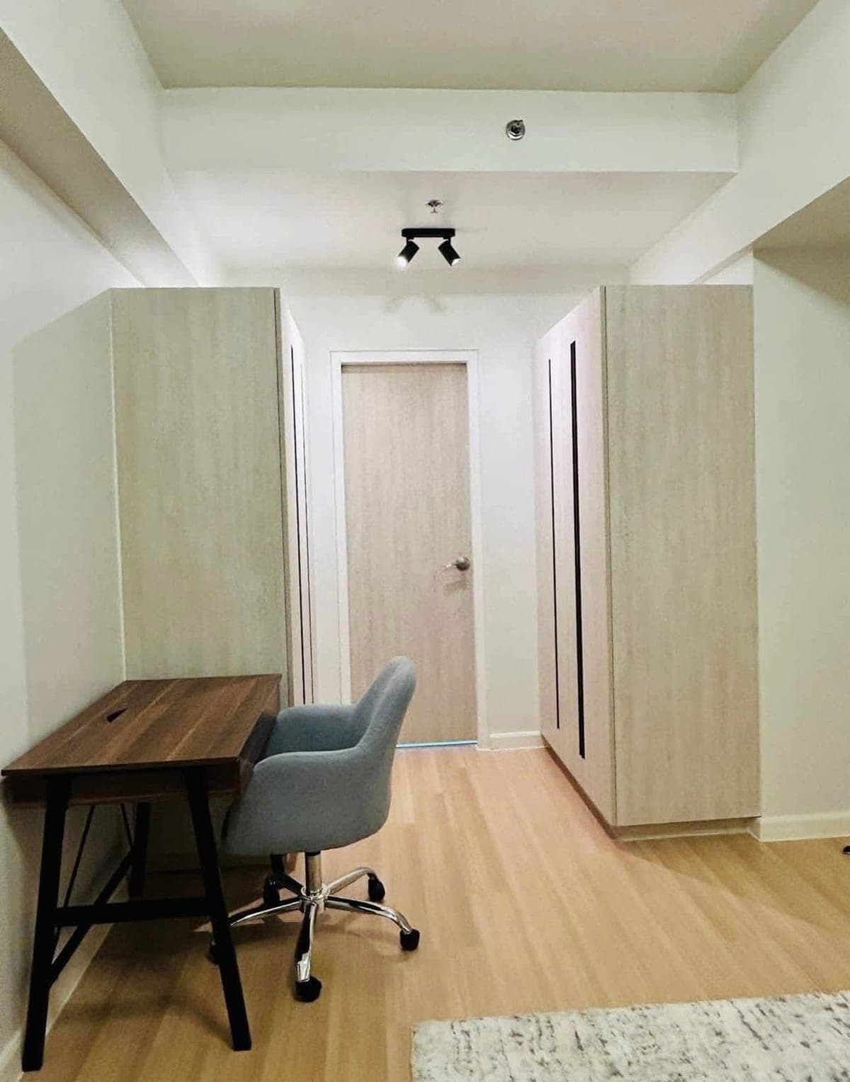 MANDANI BAY Tower 1 with 2-BEDROOMS for rent facing Pool and Parkmall area and located at the 23rd floor. - photo 1