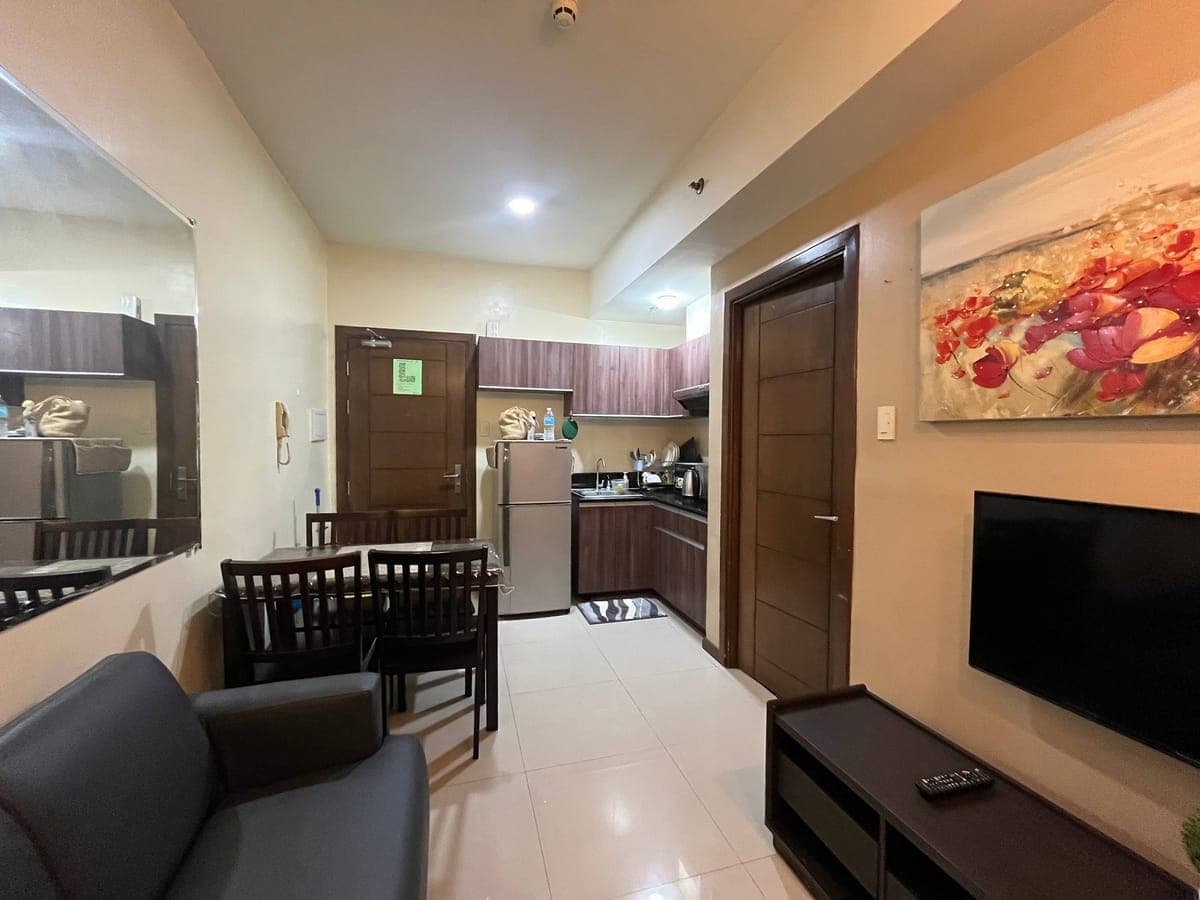 FOR RENT: Fully furnished 1 Bedroom Unit with balcony in LAHUG near AYALA MALL and JY MALL - photo 1
