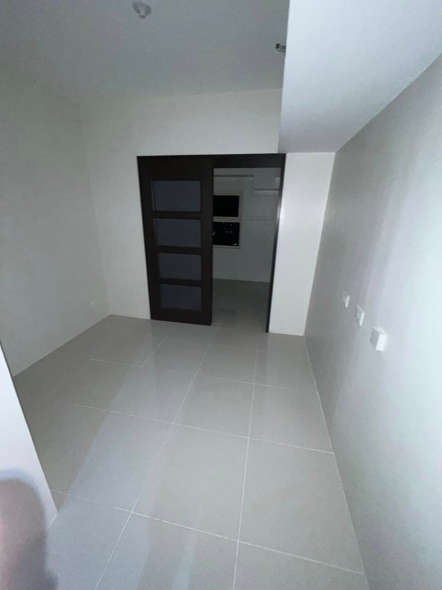 🏢 FOR RENT – 1BR Bare Unit - photo 3