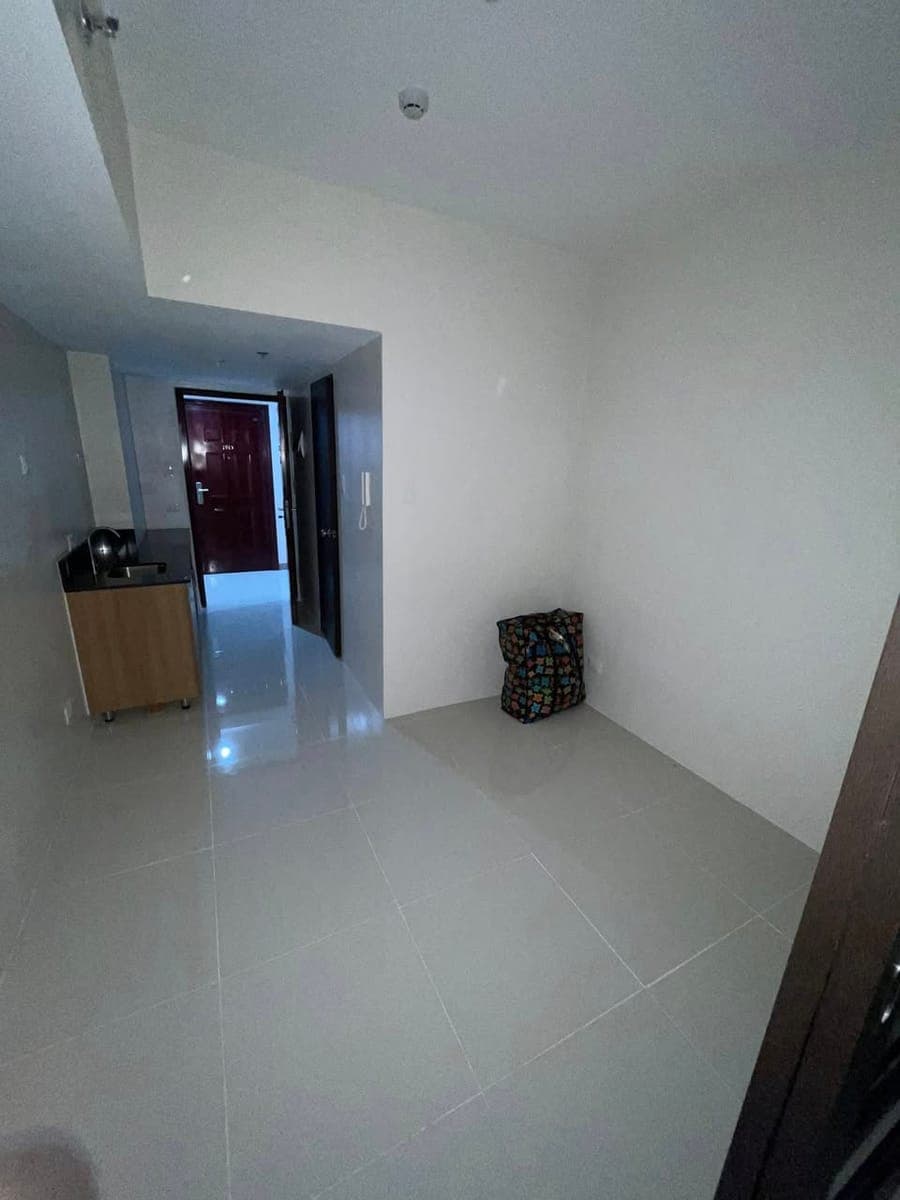 🏢 FOR RENT – 1BR Bare Unit - photo 1