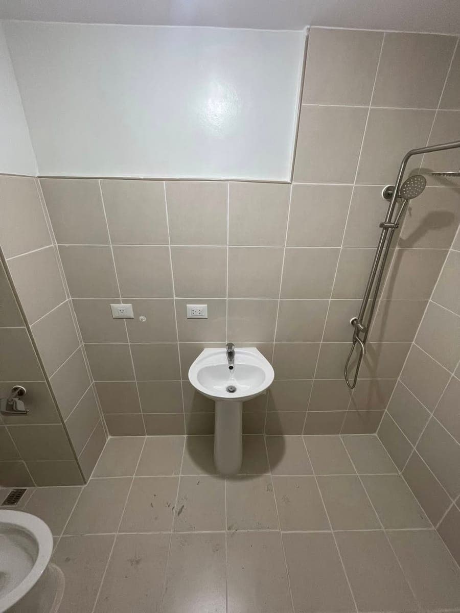 🏢 FOR RENT – 1BR Bare Unit - photo 5