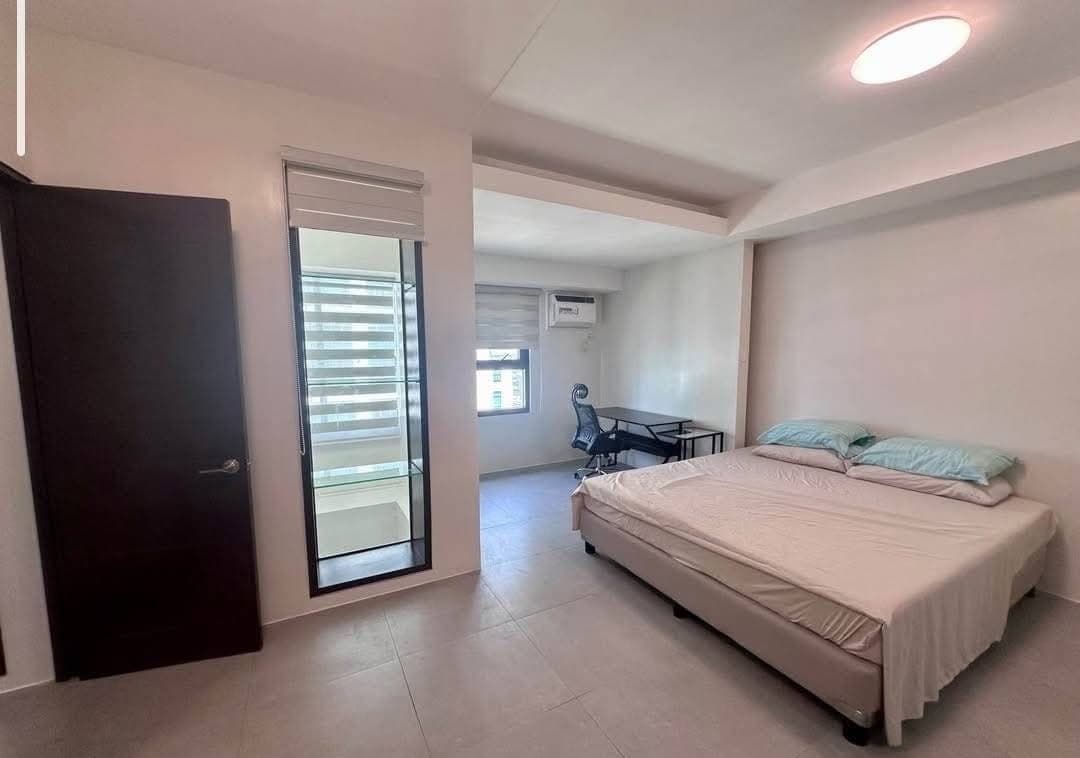 For Lease: Fully Furnished 1BR  Loft type unit at The Fort Residences, BGC - photo 3