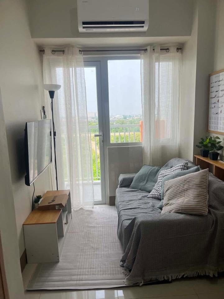 Hello! Looking for female roommates preferably airline crew. - photo 1