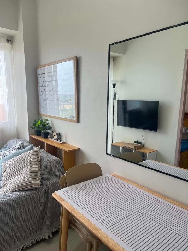 Hello! Looking for female roommates preferably airline crew. - photo 2