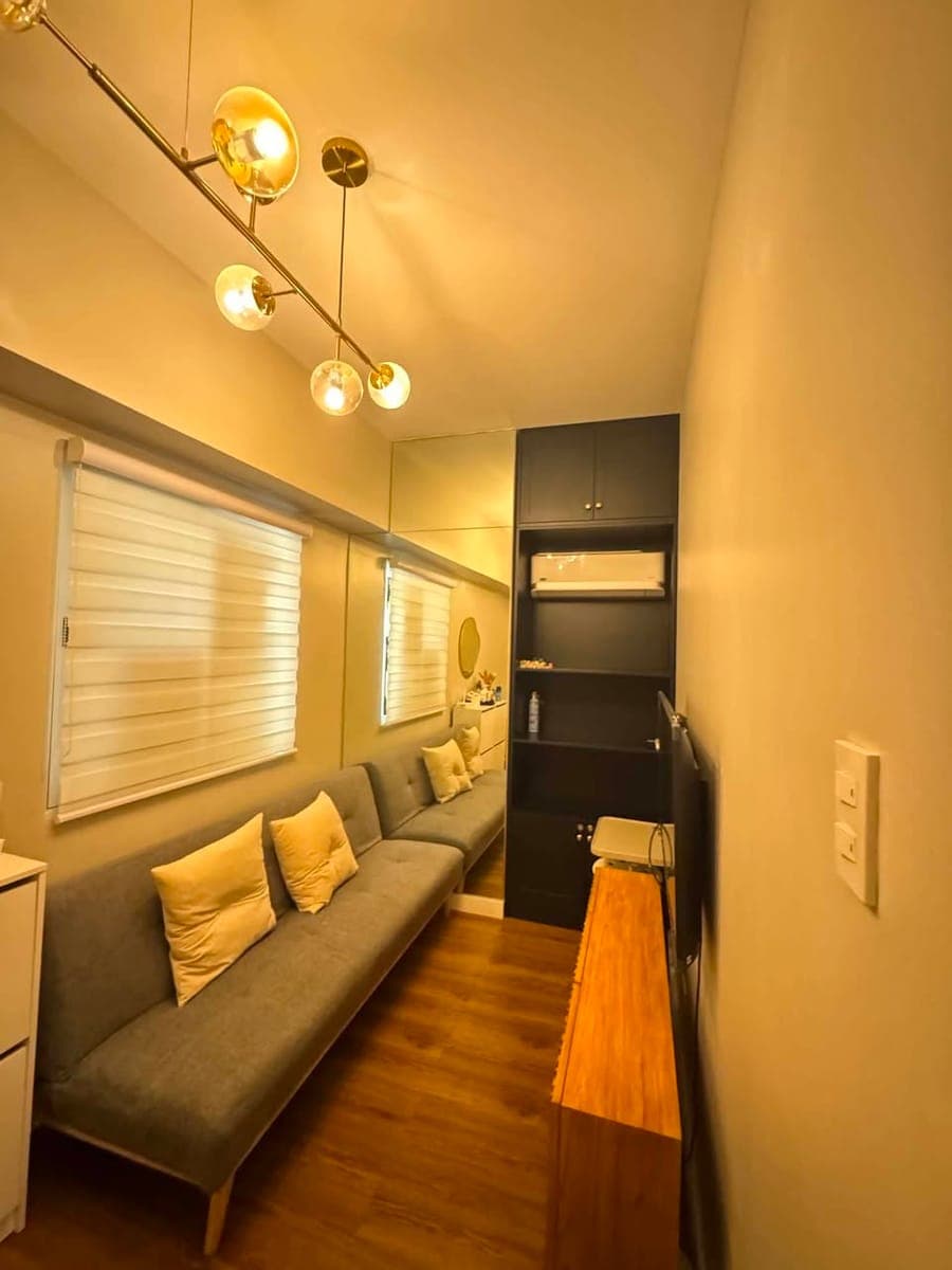 For rent in Torre de Manila 1bedroom with balcony fully furnished end unit for long term only , pm o... - photo 1