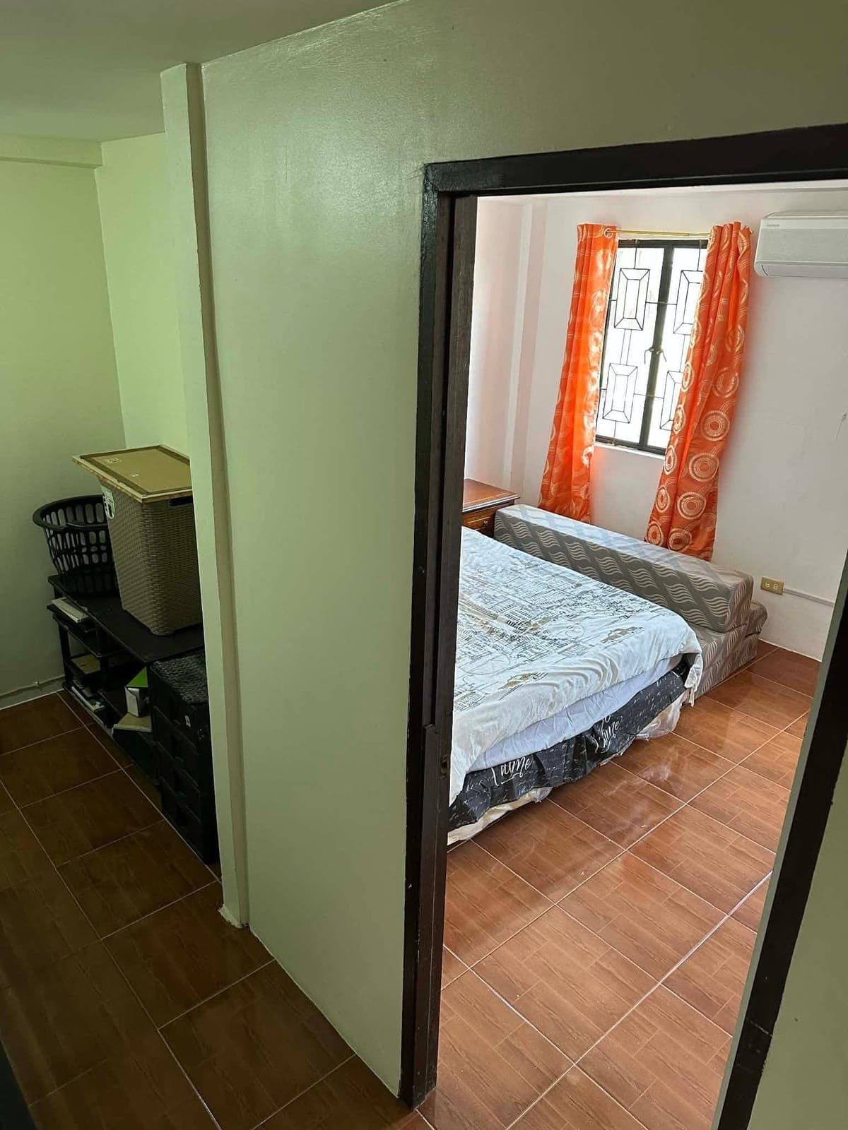 For rent fully furnished two storey townhouse with three rooms, a bath, and kitchen; one of the room... - photo 2