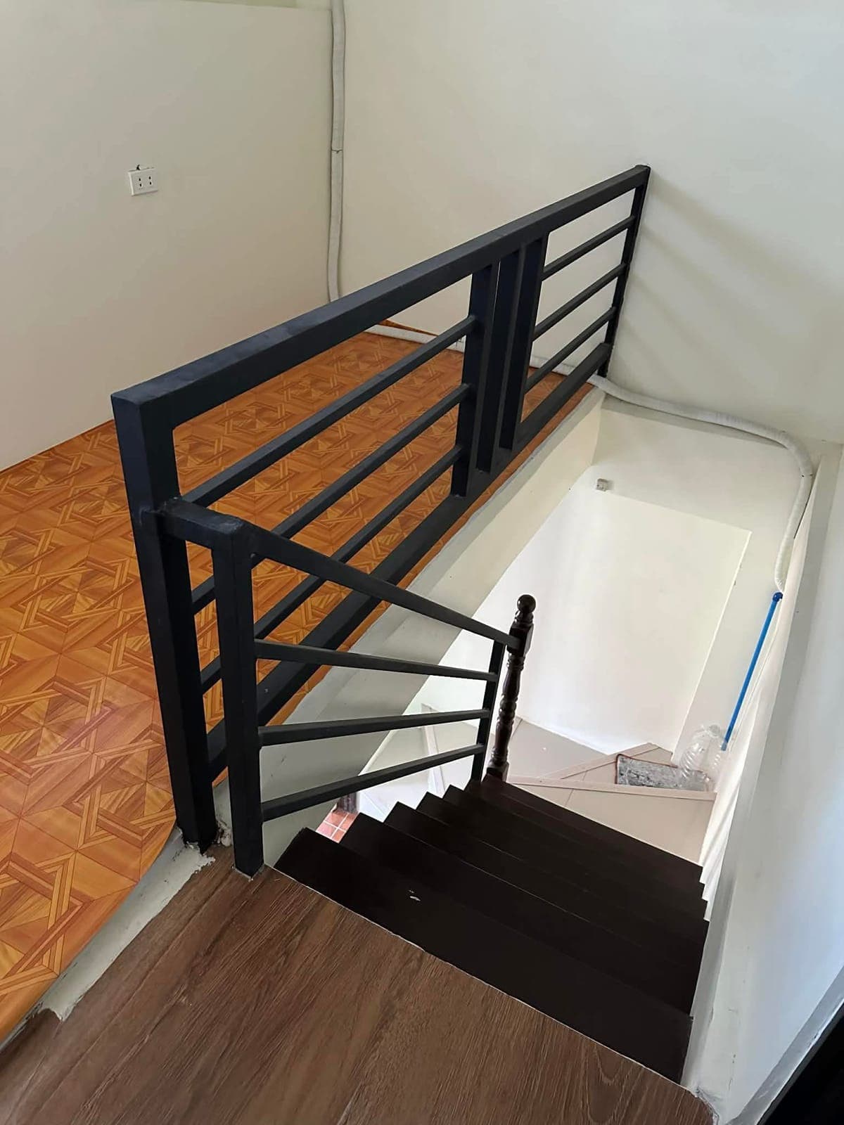 For rent fully furnished two storey townhouse with three rooms, a bath, and kitchen; one of the room... - photo 4