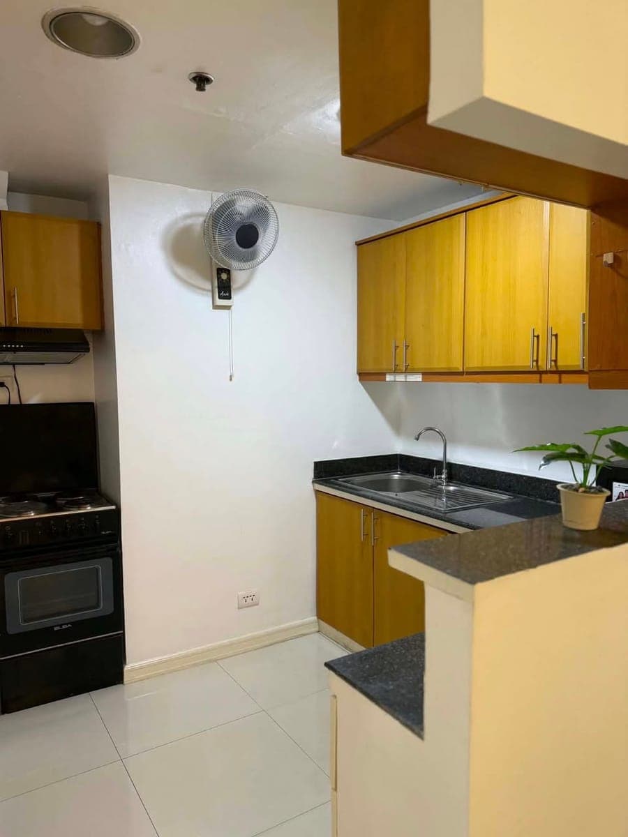 For rent at forbeswood hights 2 bedroom unit with maidsroom  bgc near high street - photo 4
