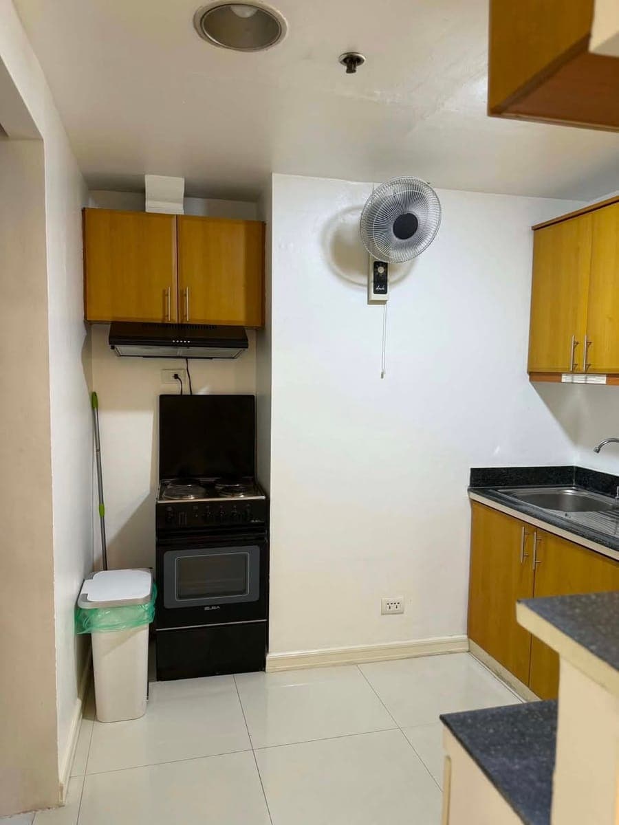 For rent at forbeswood hights 2 bedroom unit with maidsroom  bgc near high street - photo 5
