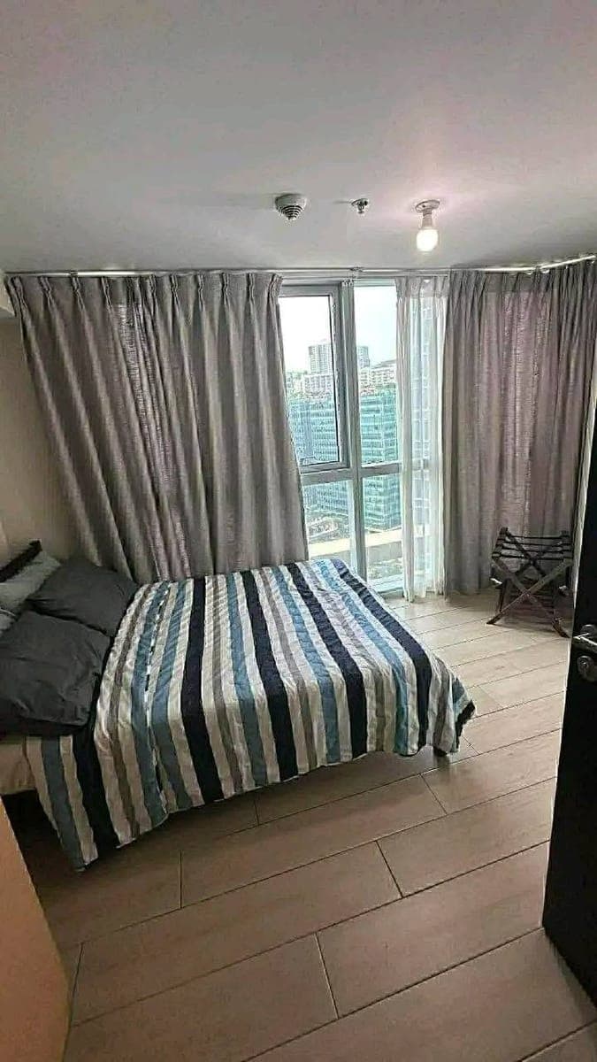 𝐅𝐎𝐑 𝐑𝐄𝐍𝐓 Two Bedrooms with Balcony Condo at UPTOWN PARKSUITES, - photo 3