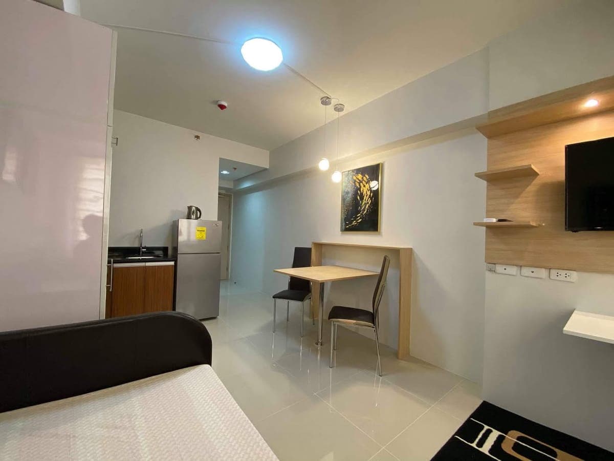 23 Sq.m Studio Unit for Rent w/ breath taking overview of the City of Manila Located at the 30th floor of the Bldg. - photo 1