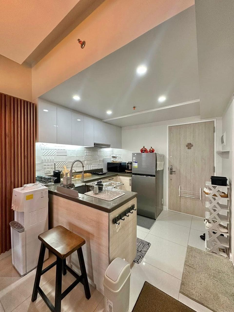 For Rent: 1 Bedroom Unit with balcony at  Mandani Bay Suites 💥 - photo 3