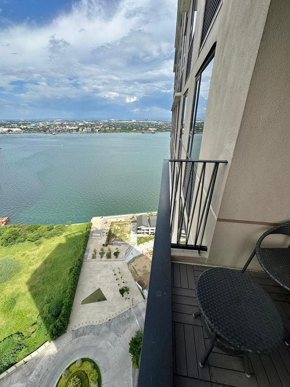 For Rent: 1 Bedroom Unit with balcony at  Mandani Bay Suites 💥 - photo 5