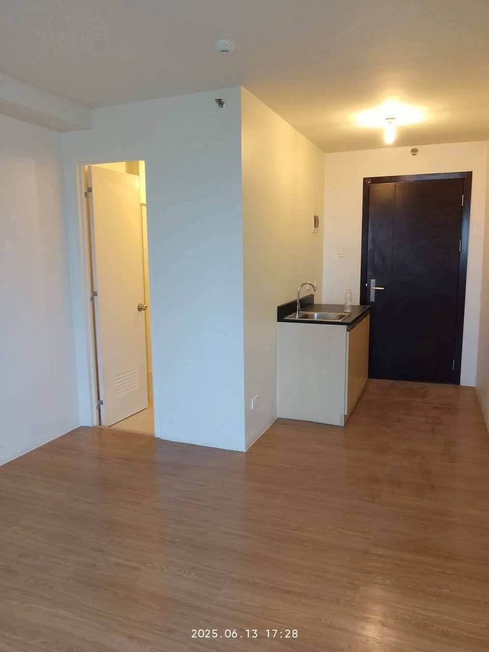 13k only Condo unit for rent Near SLRC fuente, Cebu Doc and Sotto Hospital - photo 1