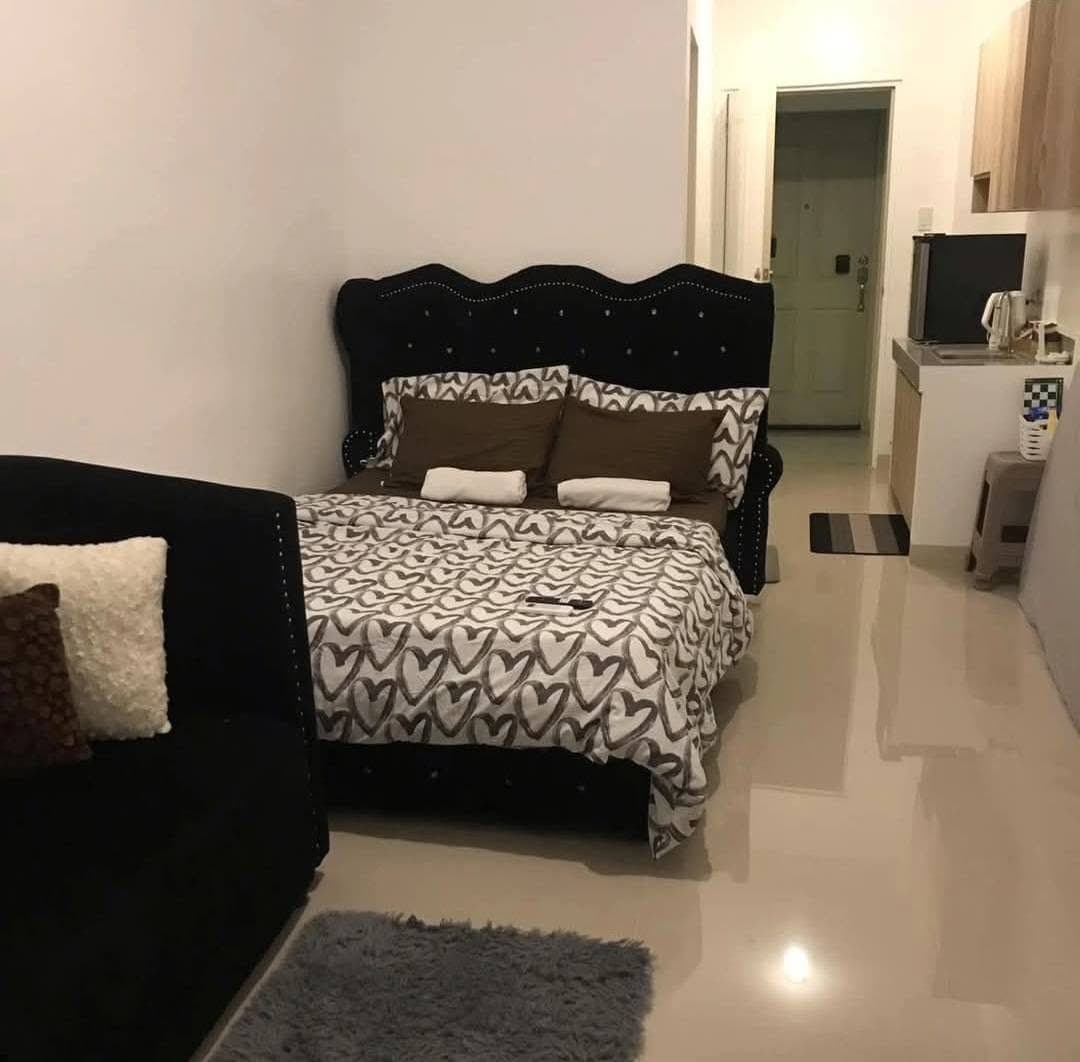 For rent studio unit with balcony, semi furnished on 43rd floor. For long term @VDM acessible to tom... - photo 2
