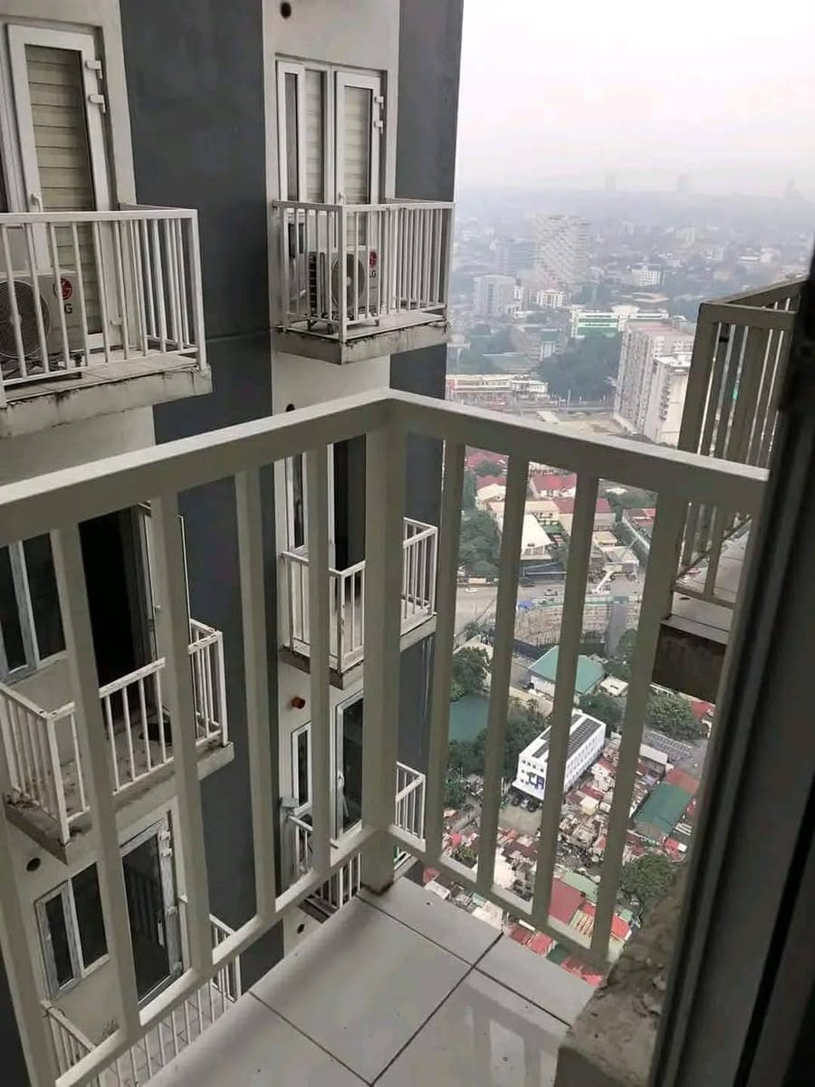 For rent studio unit with balcony, semi furnished on 43rd floor. For long term @VDM acessible to tom... - photo 3